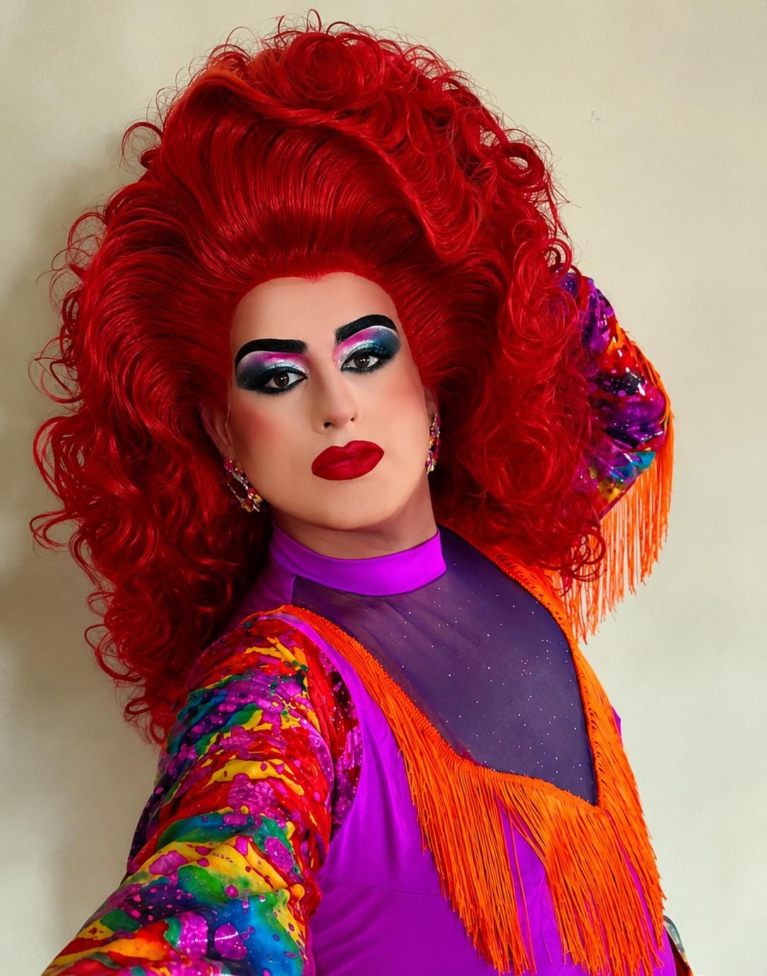 La Morena con vestuario rojo y violeta