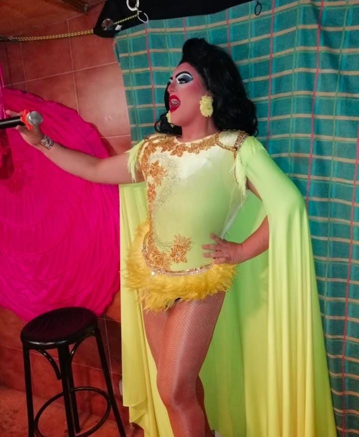 La Morena actuando con micrófono
